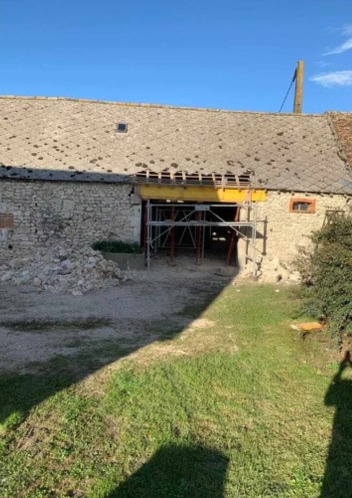 Restauration minutieuse des murs en pierre du grand gites